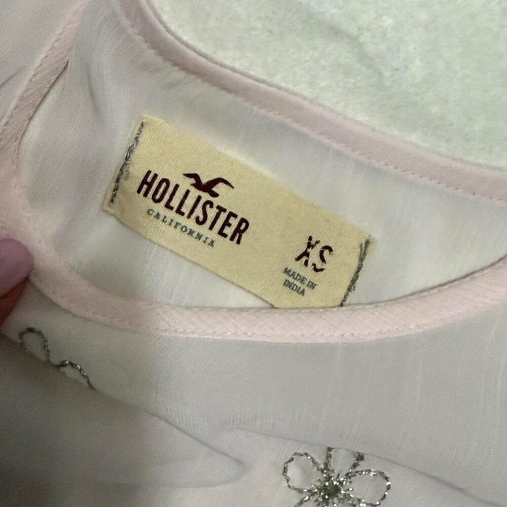 Light Soft Pink Sheer Hollister Co. tank top with embroidered flowers. Size XS - Picture 6 of 9